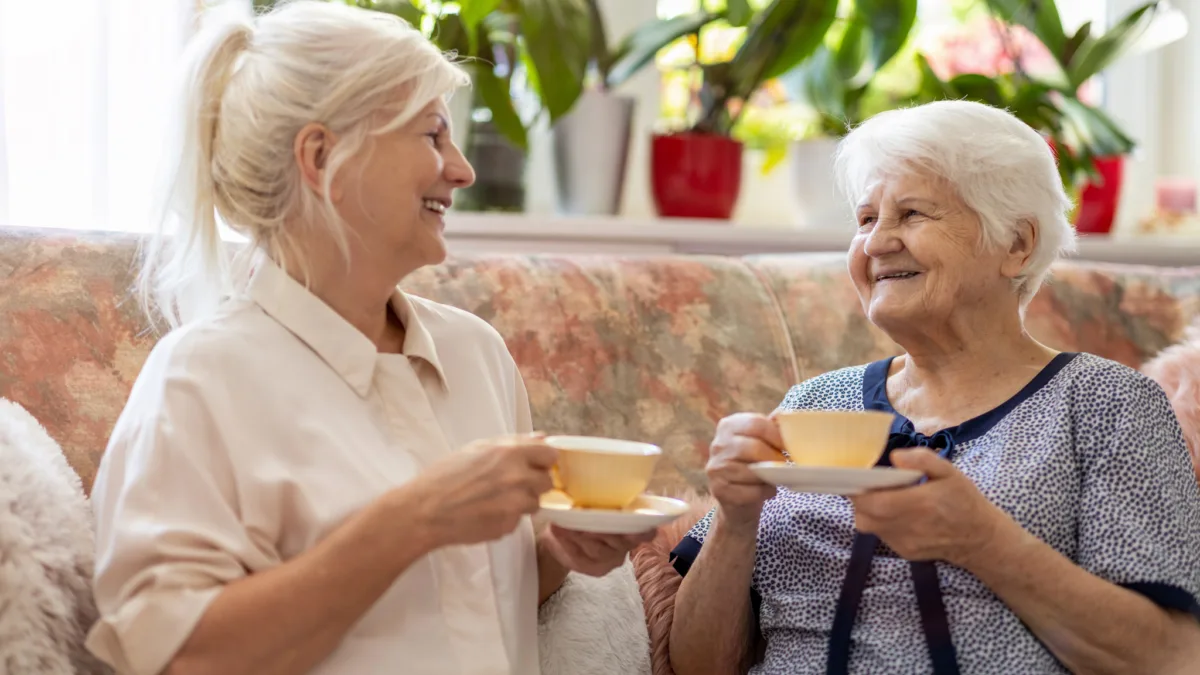 Vrouwen drinken een kopje koffie