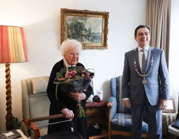 Burgemeester op bezoek voor 100e verjaardag mevrouw Hol